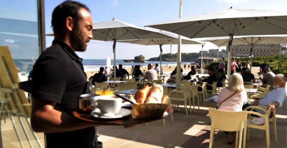 bleucafebiarritz.com